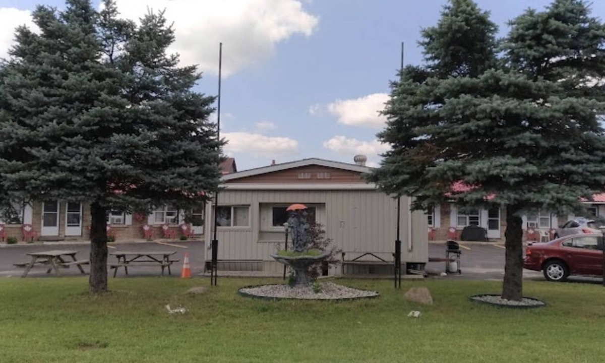 Delhi Hotel | Maple Leaf Motel