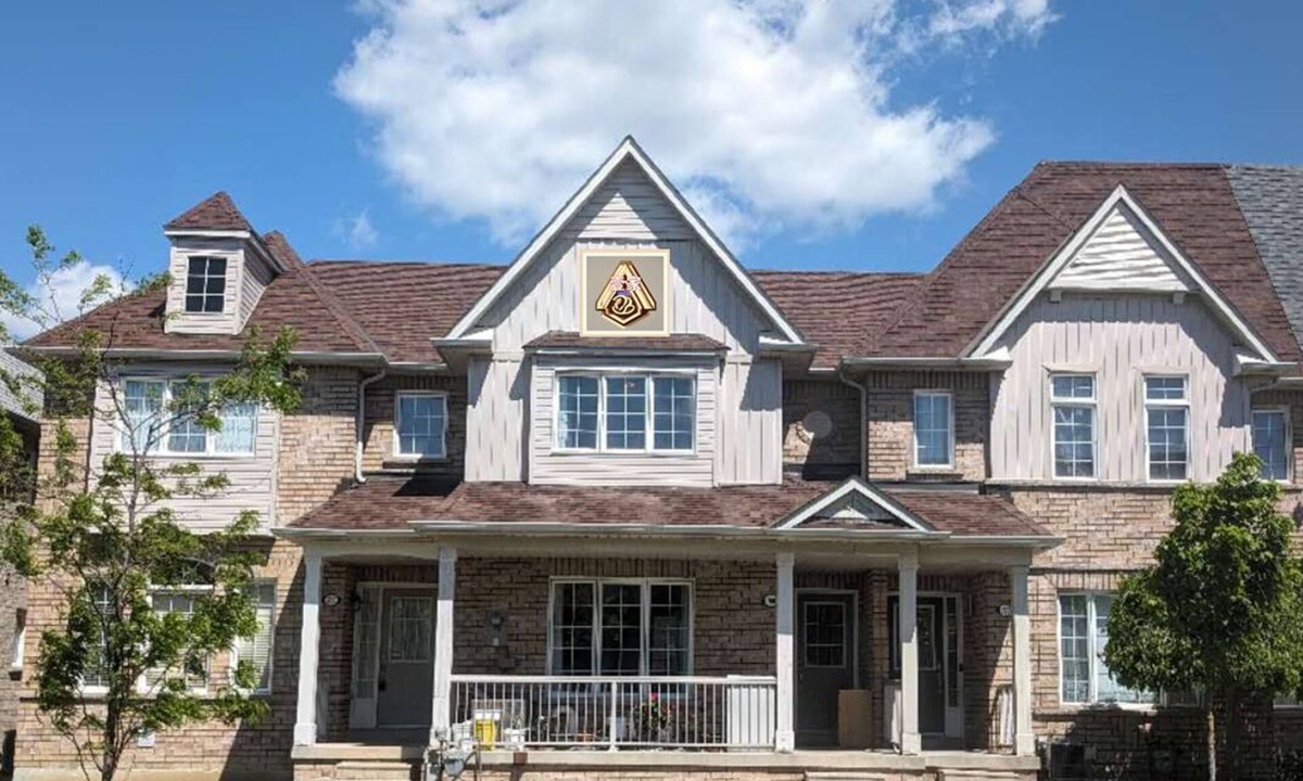 Markham House | Markham 3-bedroom , first floor kitchen, parking space monthly rent