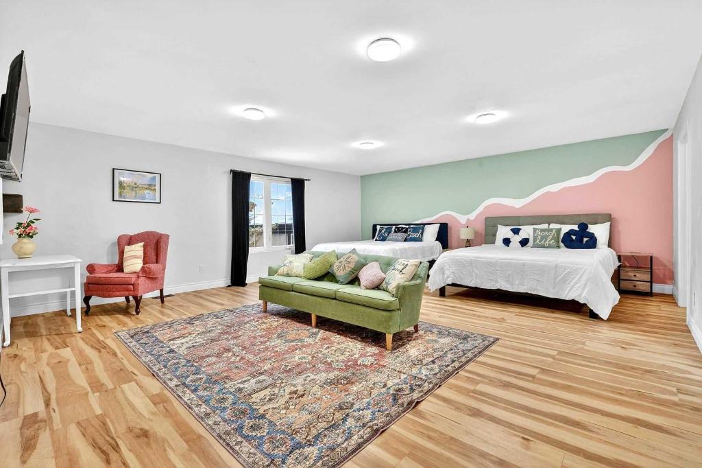 Port Colborne Apartment | Massive Master BD 2 Kings Plus Ensuite