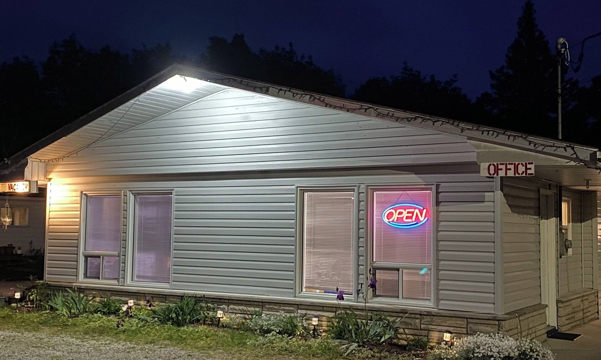 Manitoulin District Hotel | Mindemoya Motel