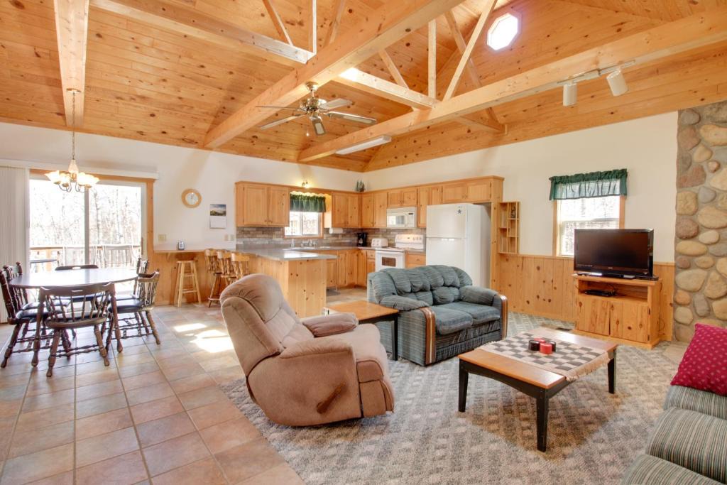 Breezy Point House | Minnesota Cabin Rental 3 Mi to Pelican Lake!