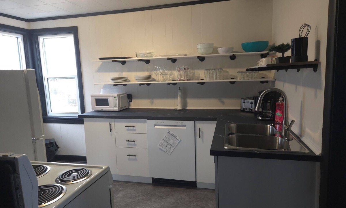 Rideau Heights House | Minutes to Downtown and Ideal for Long-term Stays!