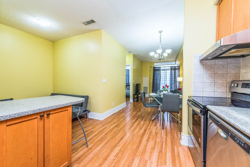 Downtown Mississauga Condo | Modern 1BD & BTH in Mississauga Downtown