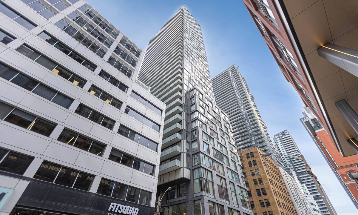 Toronto Entertainment District Condo | Modern 1BR in Downtown Toronto | Gym | Prime Location