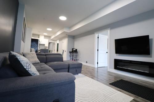 Mission House | Modern 3BR - Patio - Fireplace - Self Check-in
