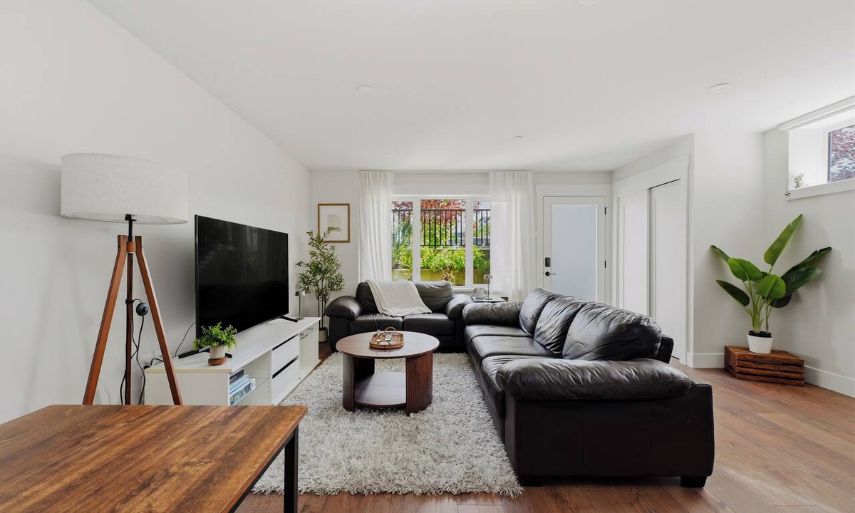 Riley Park-Little Mountain House | Modern 3BR QE Park & 7-Min Walk to SkyTrain