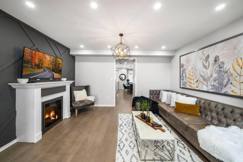 Hurontario House | Modern 4 Level home-Game room/Parking/Near Airport