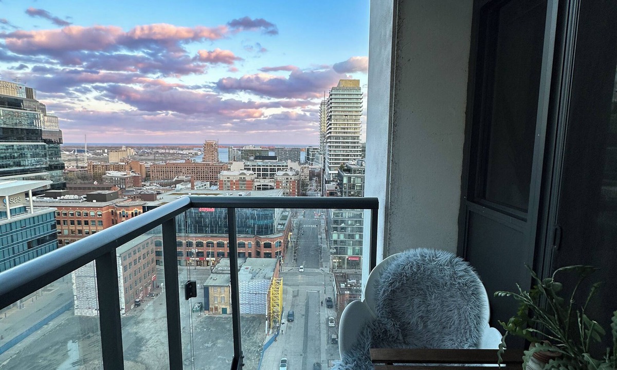 Old Town Apartment | Modern and cozy apartment perfect for working remotely in Downtown Toronto nn