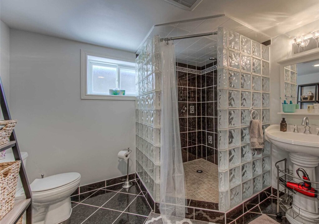 Rosedale House | Modern and Sanitized Large Cottage, Hot Tub, BBQ