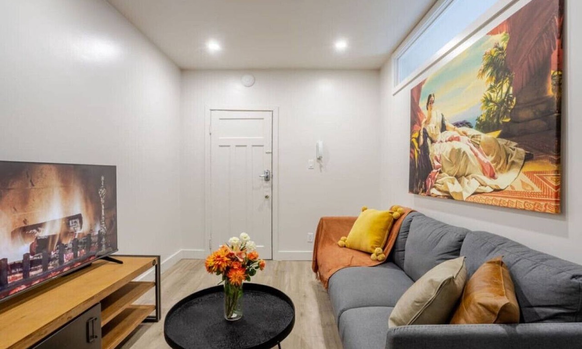 Cote-Des-Neiges—Notre-Dame-De-Grace Apartment | Modern Apartment in Montréal