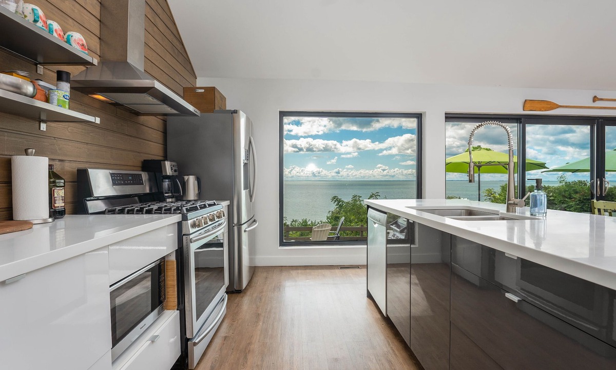 Port Dover Cottage | Modern Cottage on the Lake - Amazing Views!