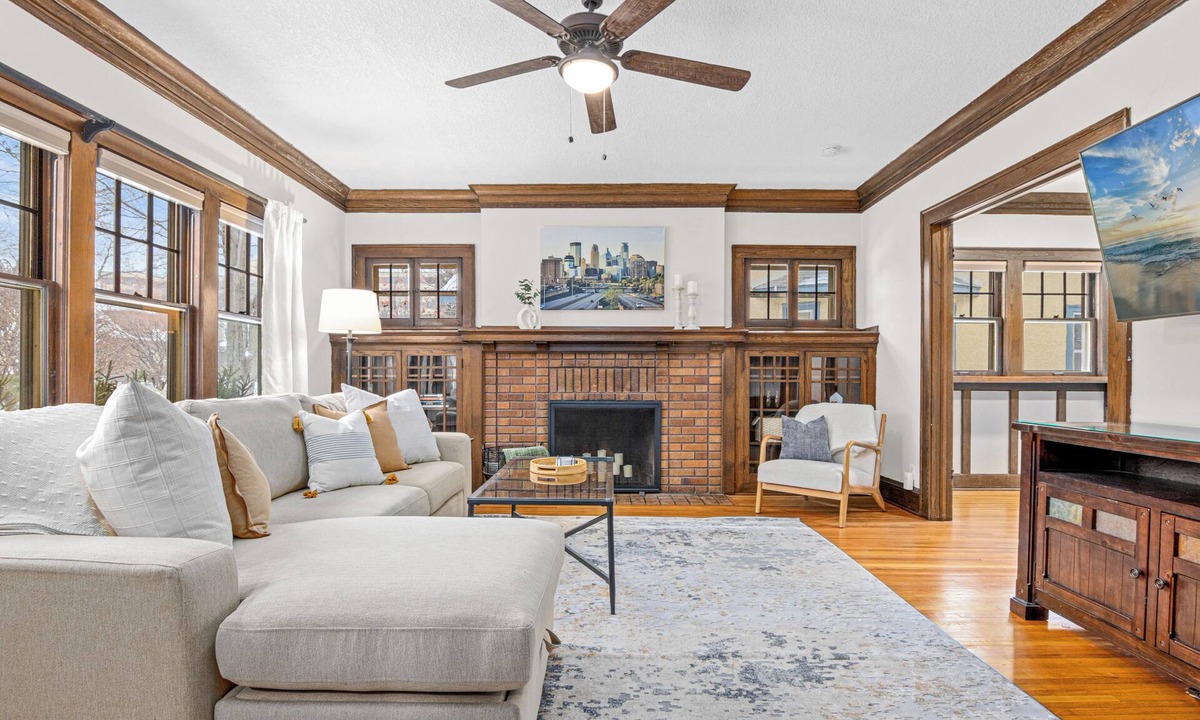 East Harriet Apartment | Modern Craftsman - East Harriet - 3 min to Lakes