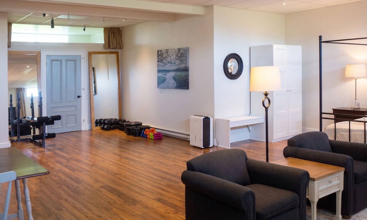 Pubnico House | Modern Guest Suite with Gym & Sauna