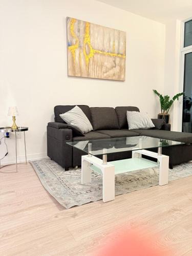 Central Erin Mills Apartment | Modern & luxurious Condo with Parking, Erin Mills Area