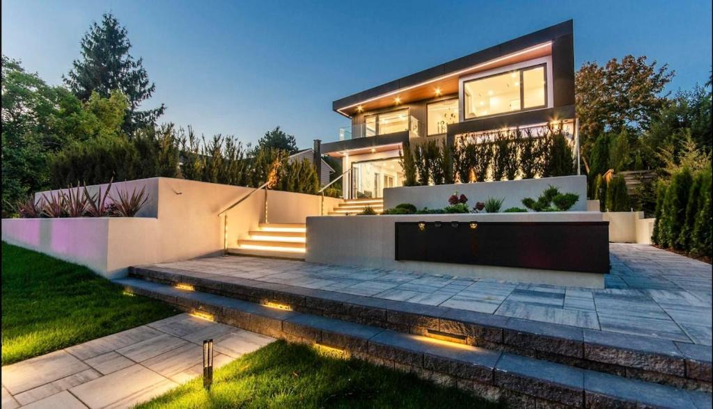Dundarave House | Modern Mountain View Villa