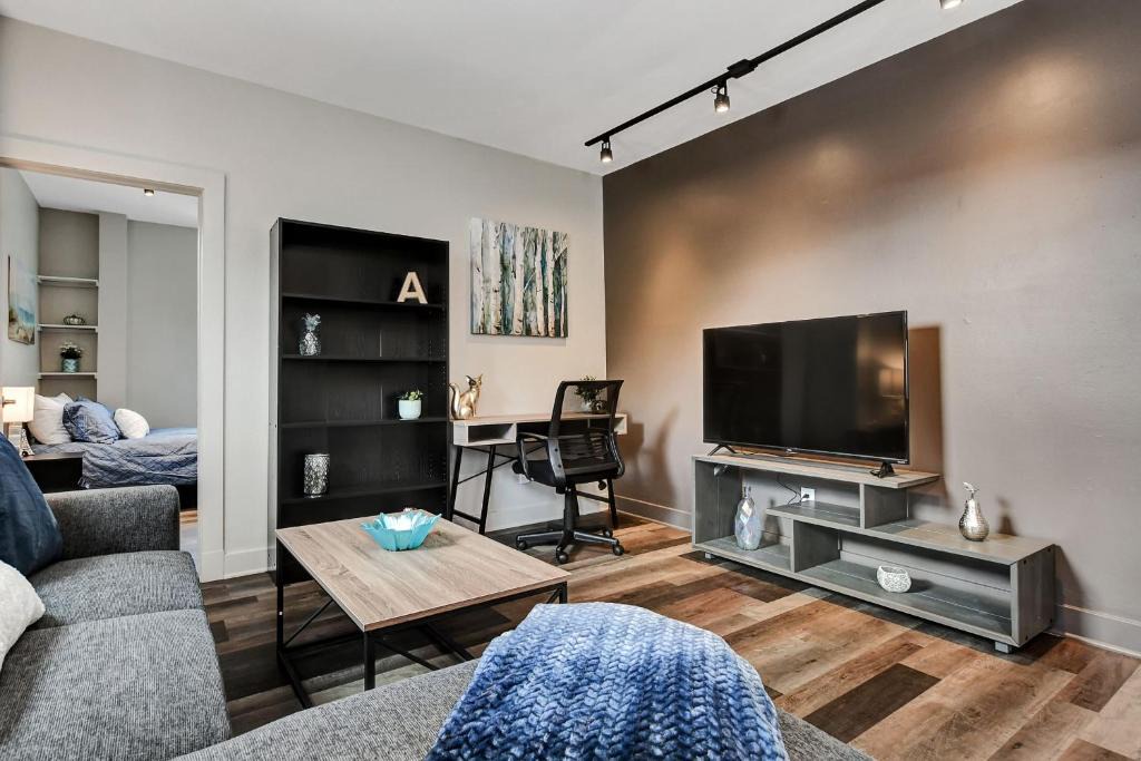 Vanier North Apartment | Modern / Renovated 1BR near Downtown Ottawa!