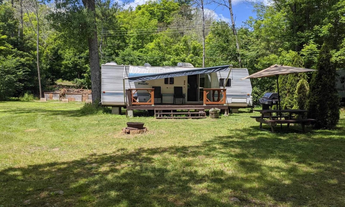 Cloyne House | Modern Rental Trailer at Bon Echo Family Campground (The Prowler)