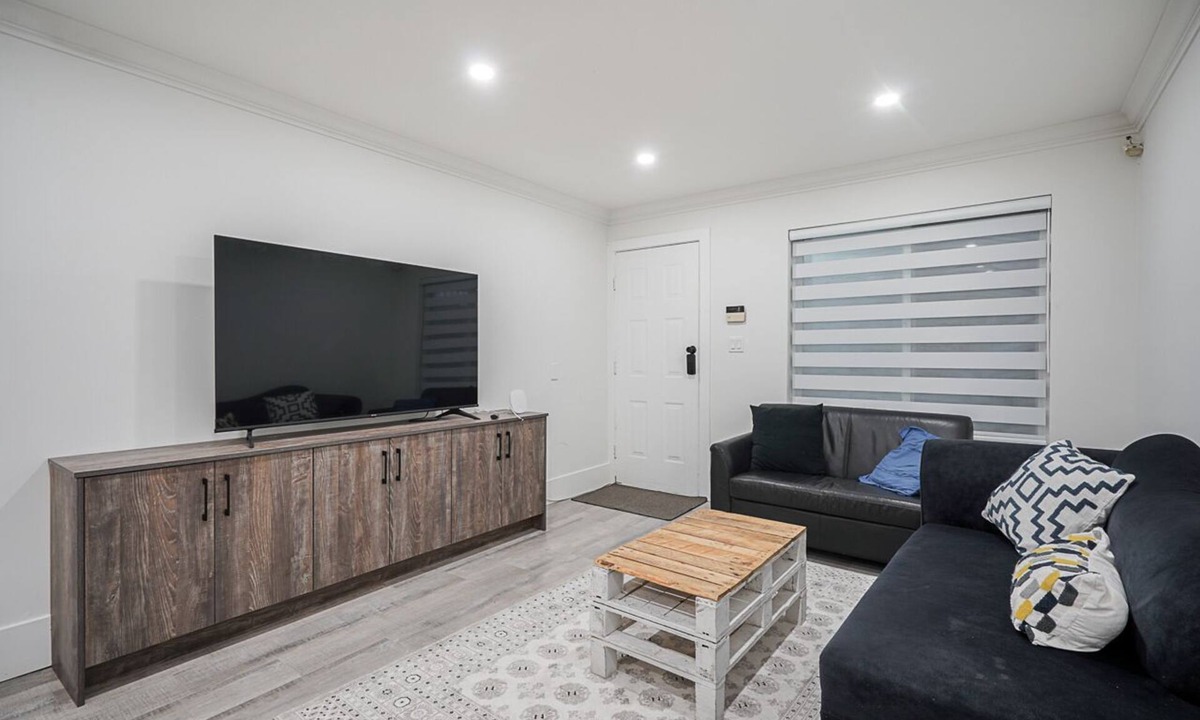 Surrey Newton Apartment | Modern suite in central surrey