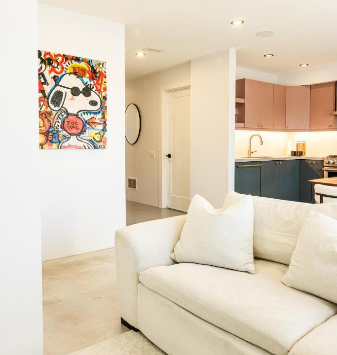 Mimico Apartment | Modern Toronto Residence by the Lake - 2BR