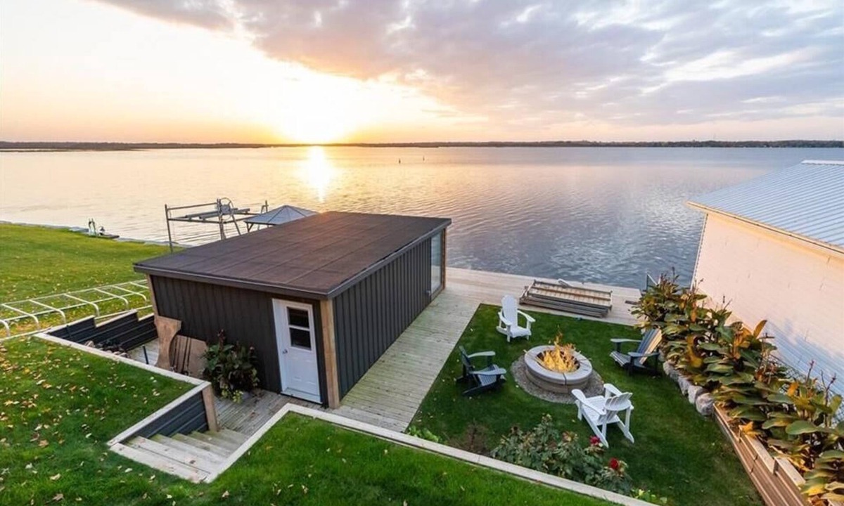 Lindsay Cottage | (Monthly rental only)Luxury Cottage Sturgeon Lake