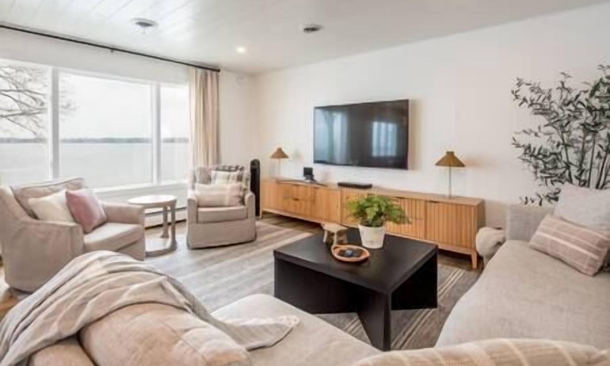 Alexandria House | Moonglade House on Lake Carlos