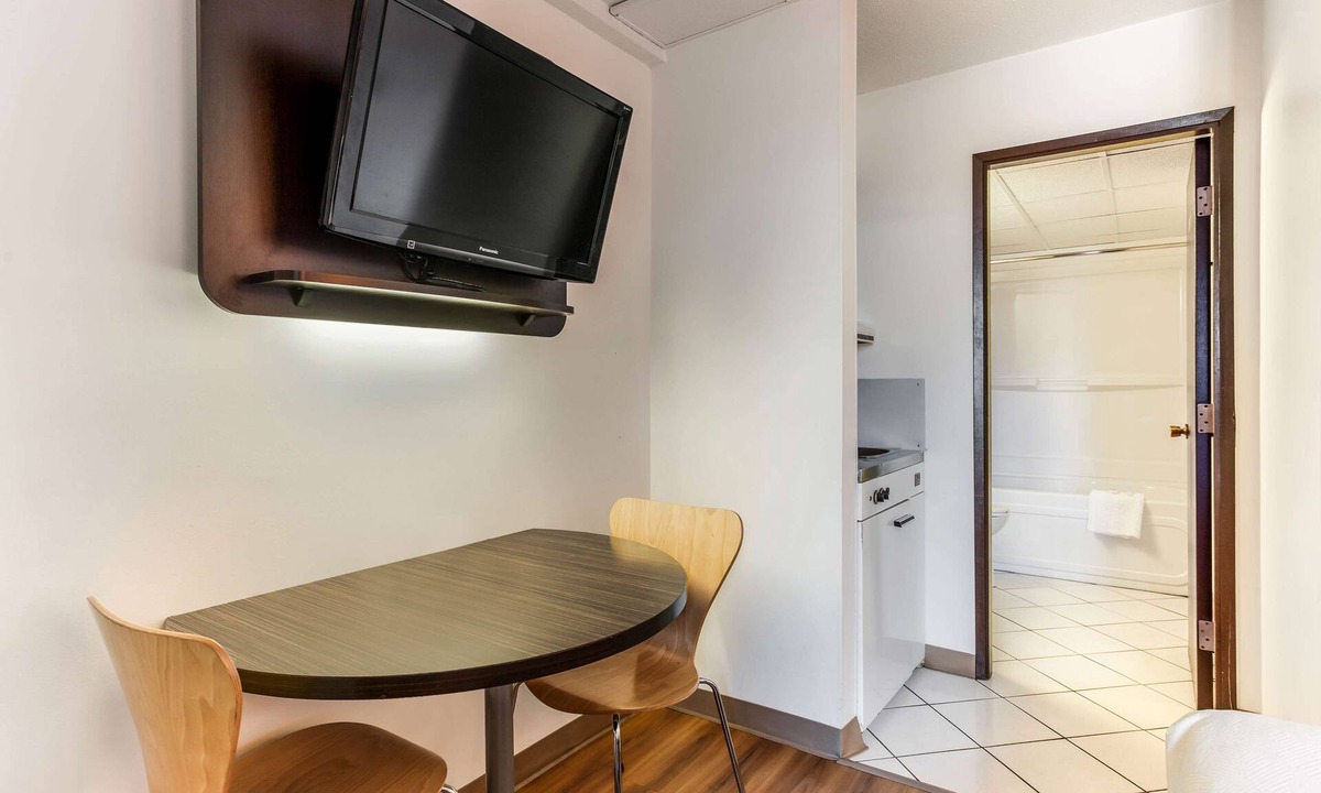 South Lethbridge Hotel | Motel 6 Lethbridge, AB