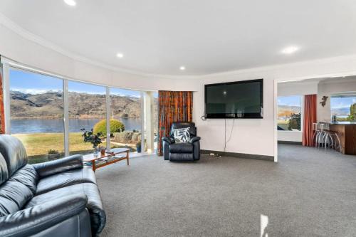 Mount Pisa House | Mount Pisa Lake View