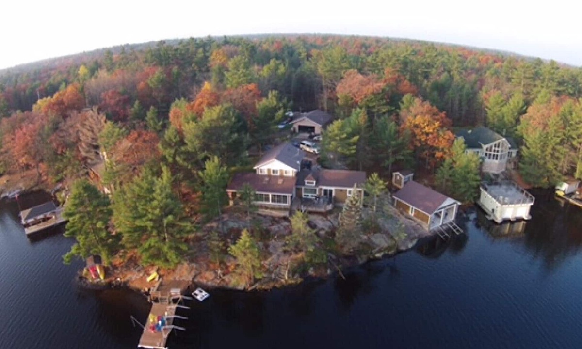Big Chute Cottage | Muskoa Lake retreat, 5 bedrooms, 4 season with hot tub, fire pit, fireplace