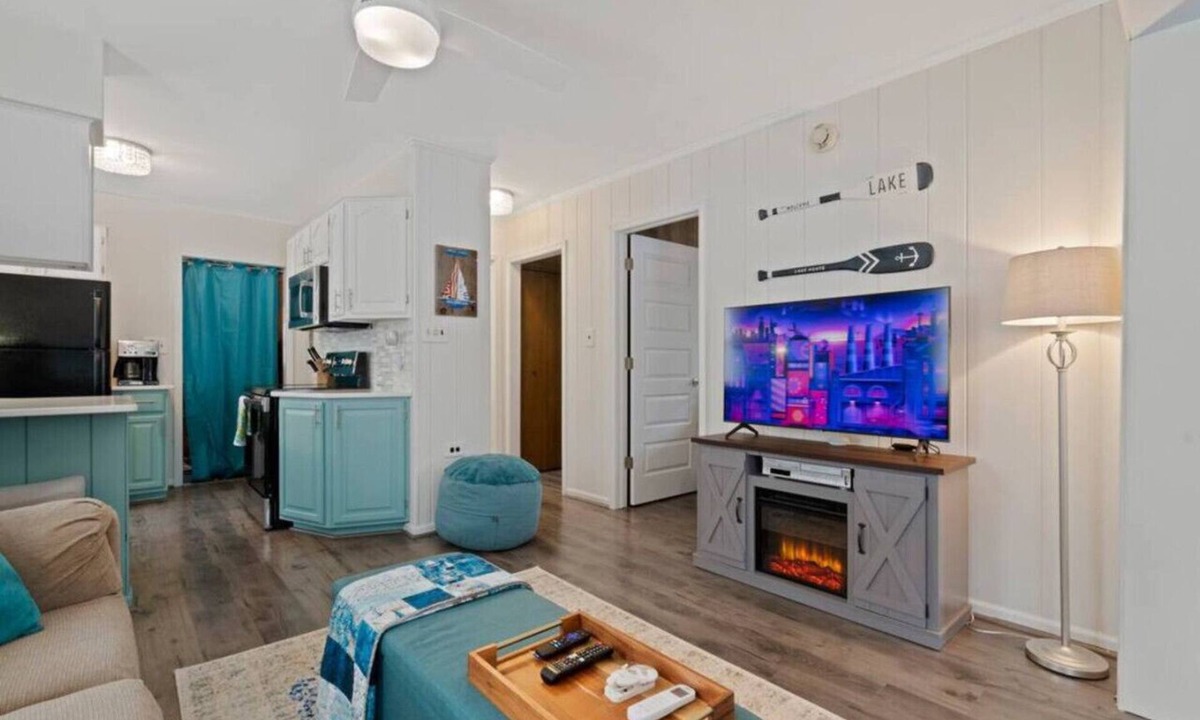 Lexington House | Namaste on Huron! Walk to beach, couples getaway!