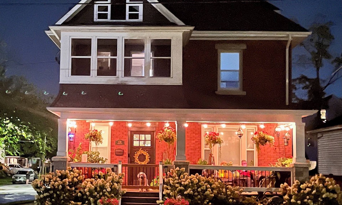 Port Colborne Bed & Breakfast | Nestled across the street from Sugarloaf Marina, Lake Erie, & HHKnollPark.