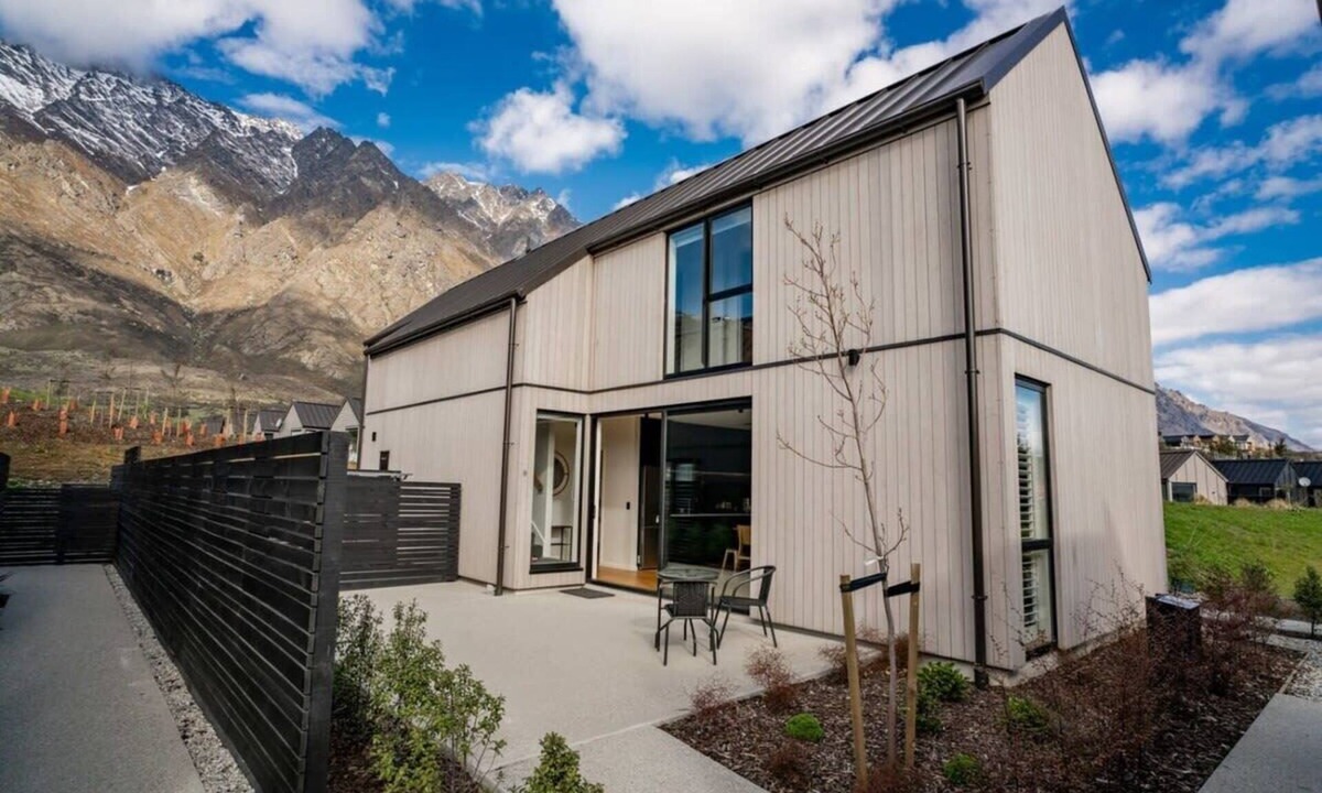 Kawarau Falls House | Nestled below the Remarkables