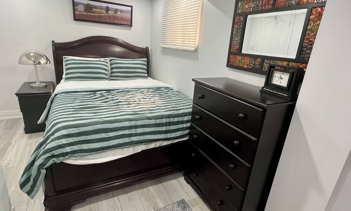 Malton House | New 1BR Basement Sleeps 3 Free Parking, Free wifi. Private Entrance