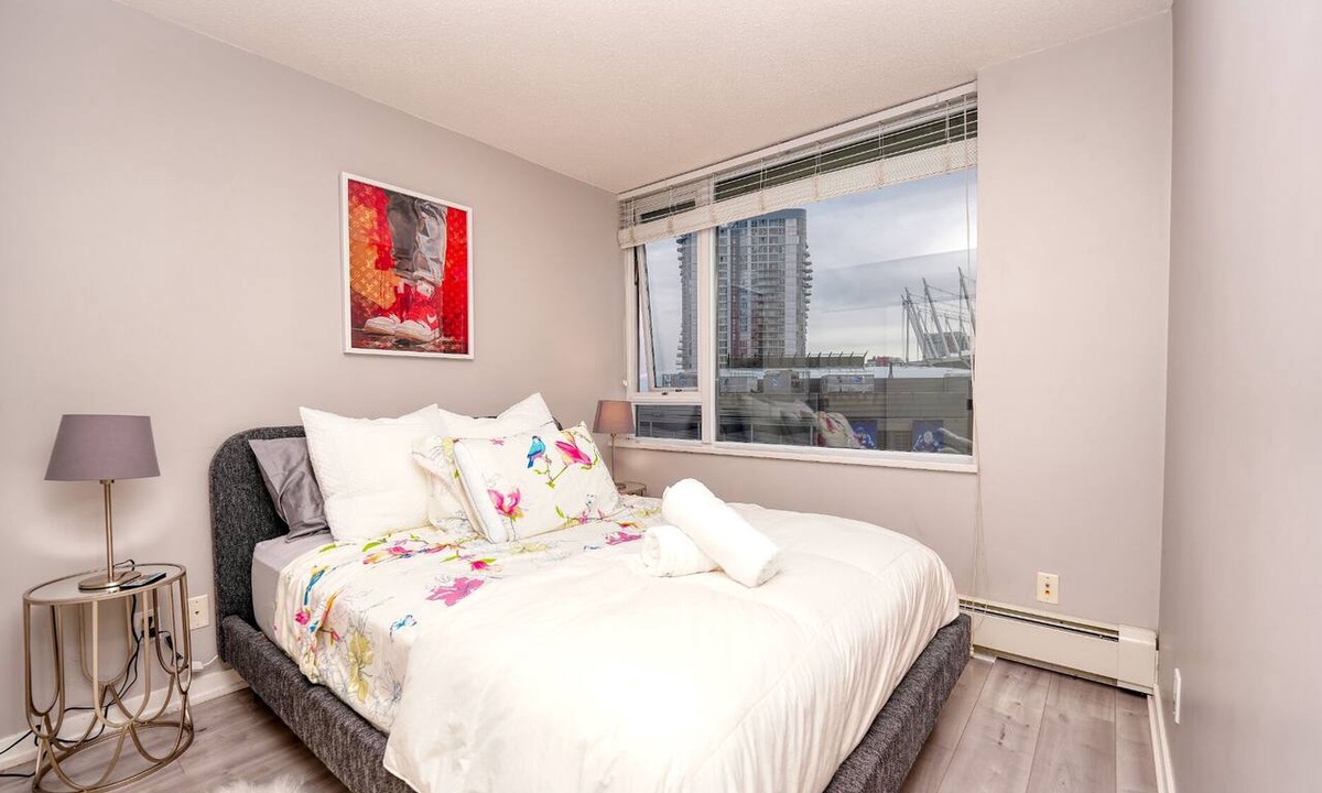 Chinatown Condo | New 2025 Luxury Stadium views/Downtown Core