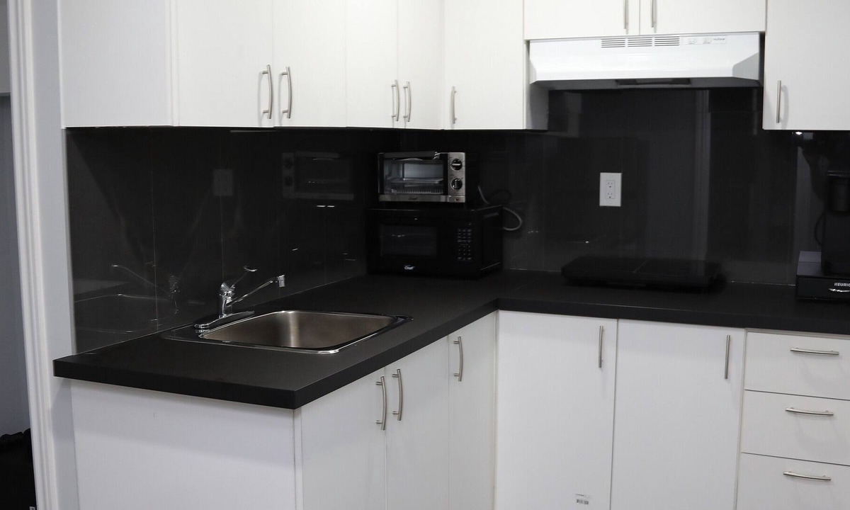 Woodstock House | New Adorable 1-Bedroom House Just off of HWY-401
