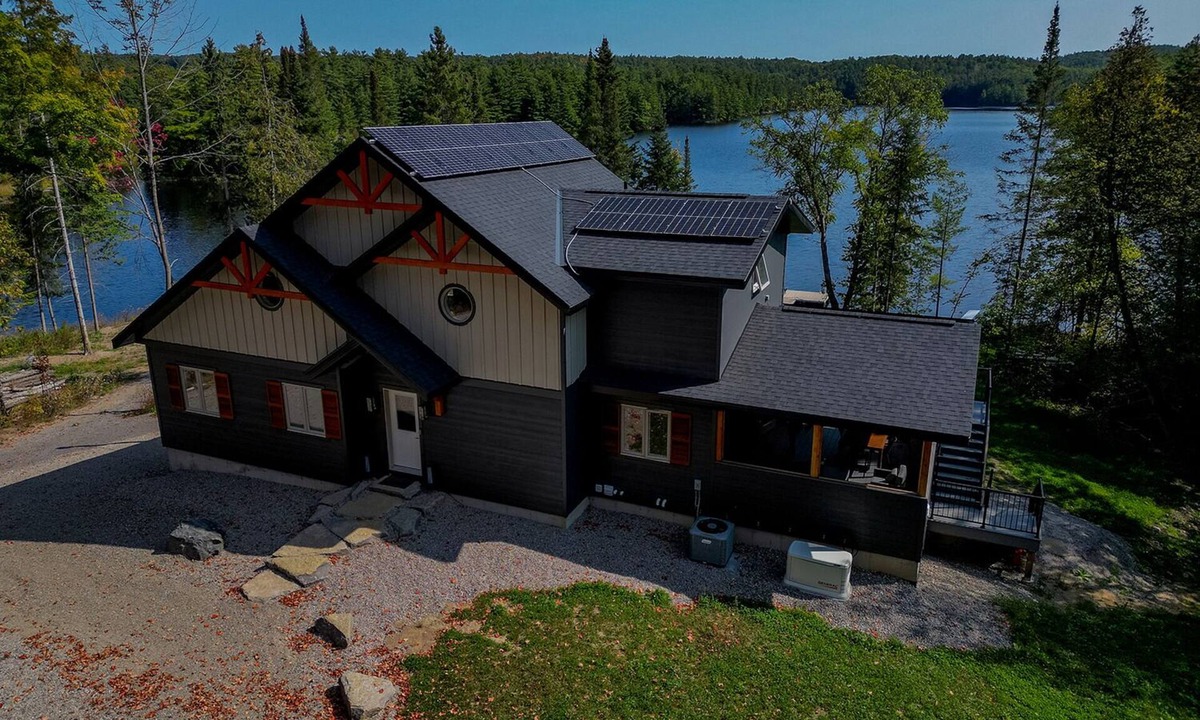 Foresters Falls Cottage | New Off-Grid Waterfront Retreat! Quiet bay on the river, great for families.