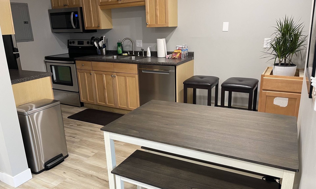 East Bloomington House | New Remodel Updated in 2023, 2BR 2 BA, Minutes to Mall/Airport