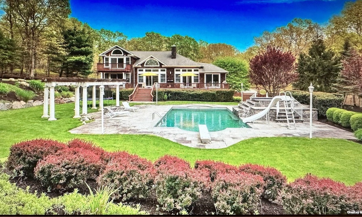 Hampton Bays House | NEW Spacious, Private Scandinavian Inspired