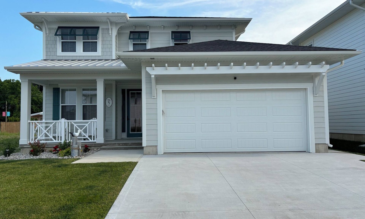 Port Stanley House | NEW! Sunnyside Beach Cottage in Kokomo! Kayaks, SUP Boards, Bikes and wagons.