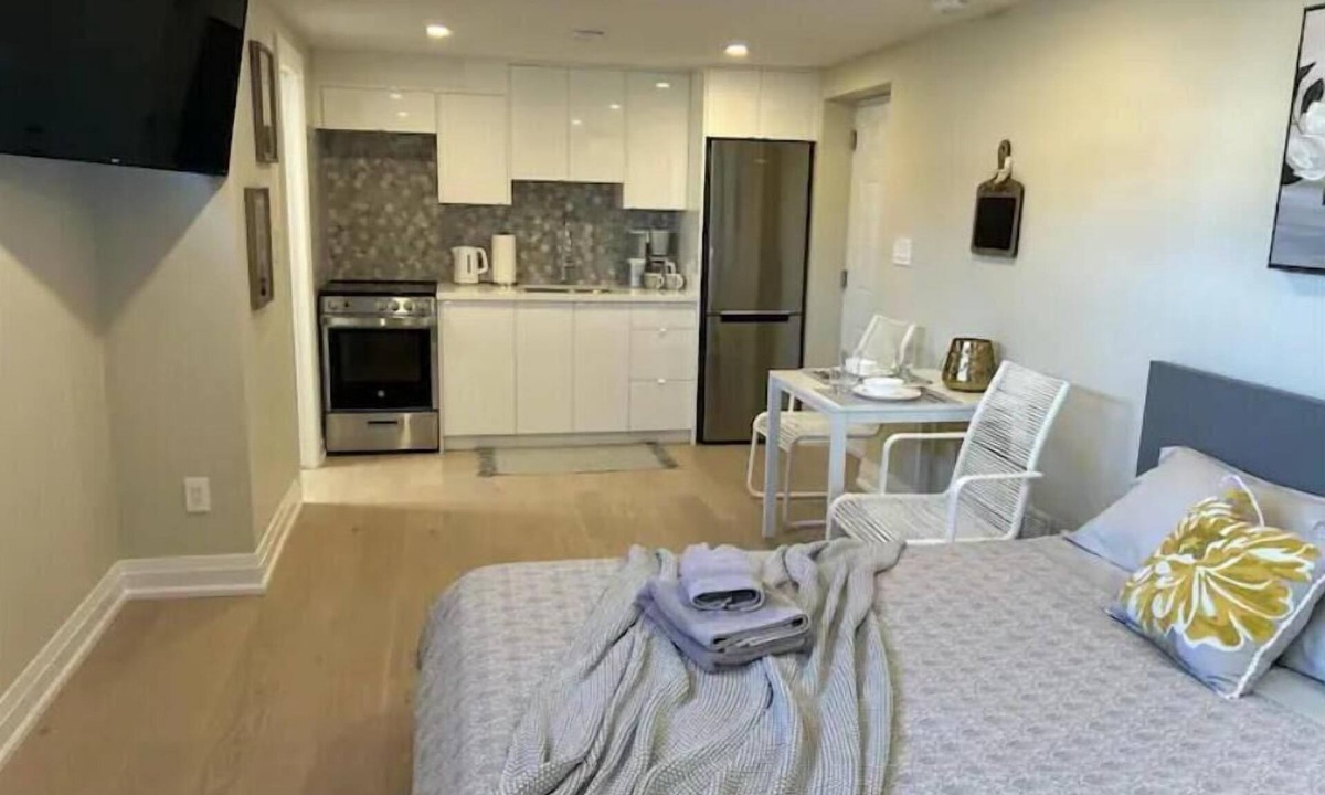 Lakeview Apartment | Newly Renovated LakeView Retreat
