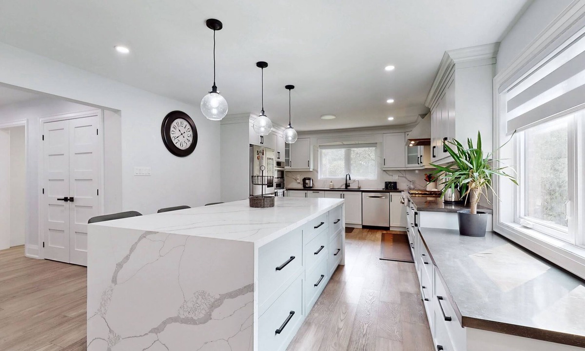 Whitchurch-Stouffville Villa | Newly renovated luxury Home with deck, surrounded by trees on a 5 acres land