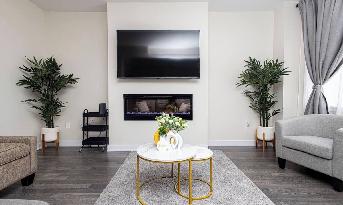 Welland House | Niagara Falls Area Hidden Gem-Luxury, Cozy Canal-Side Home, Niagara Area's Hidden Gem- JNShortstay