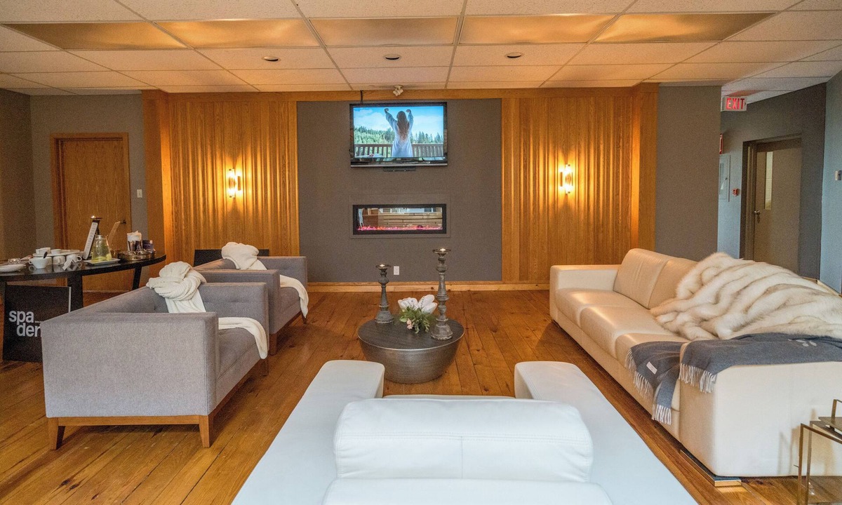 Harcourt Resort | Nomi - 302 and 315 King Room