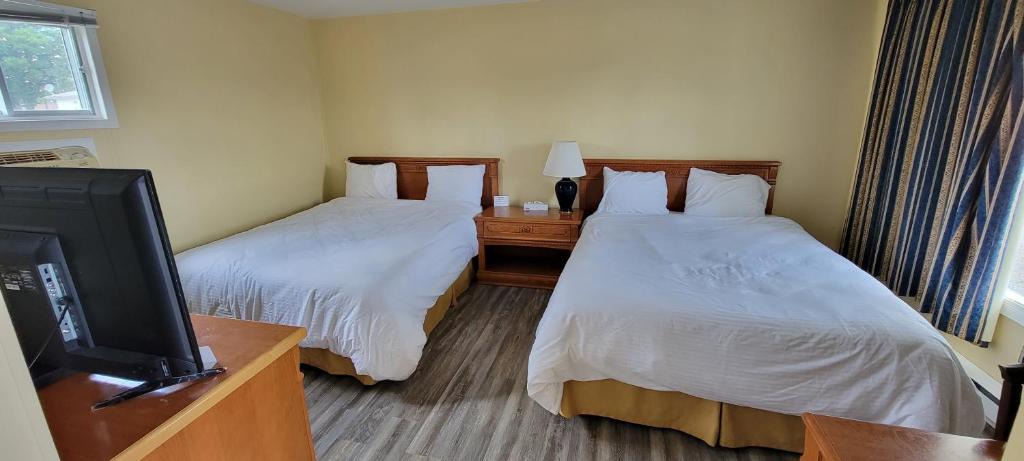 Algoma District Hotel | North Shore Wayside Inn