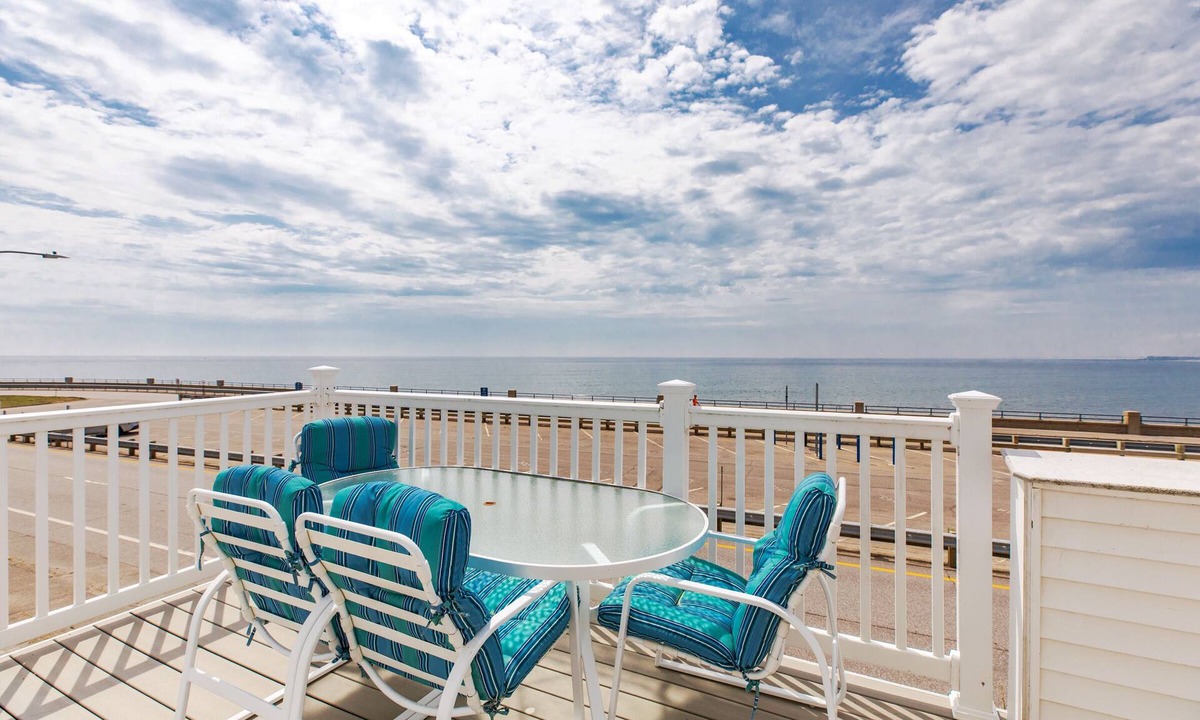 Hampton Apartment | Oceanfront Apartment w/2 Bedroom + den & pool access