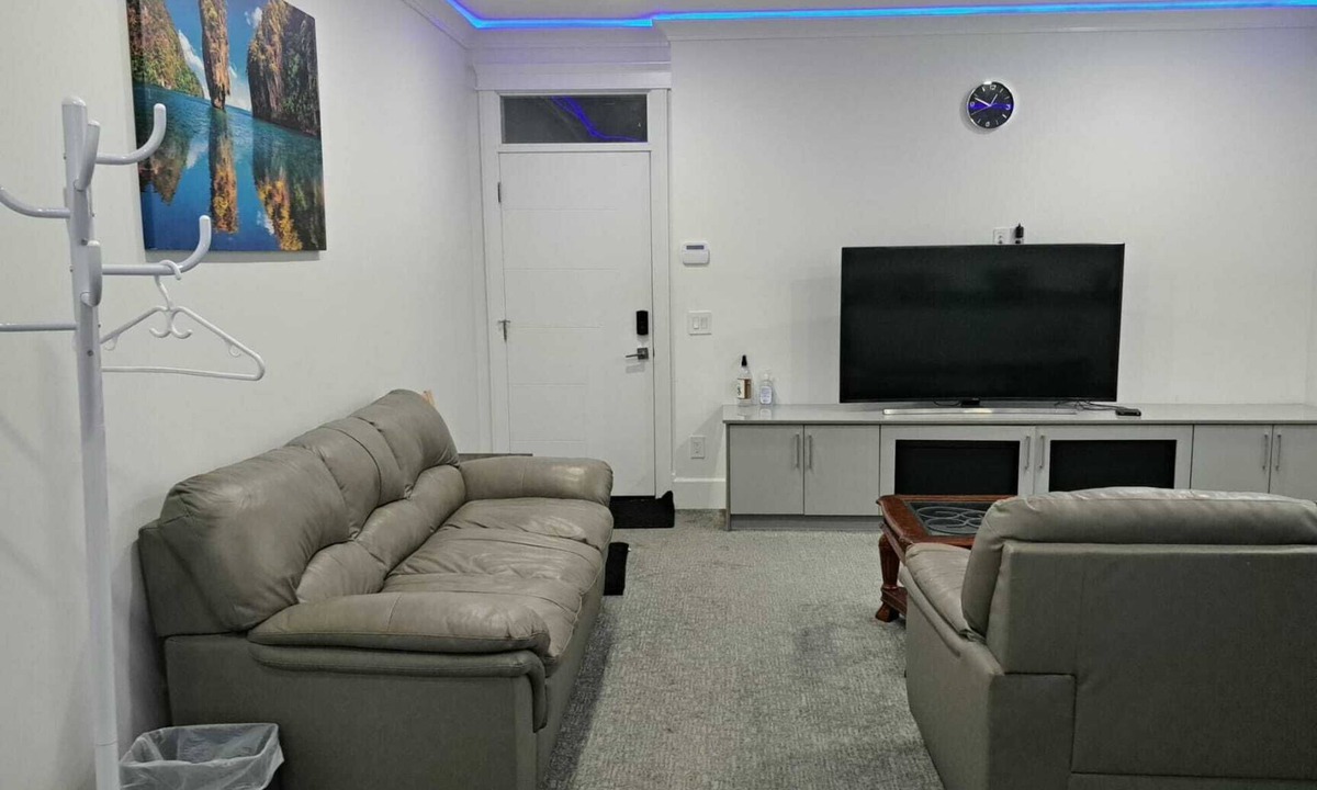 Delta House | One bed room Executive Suite with private entry and living Room and Kitchenet