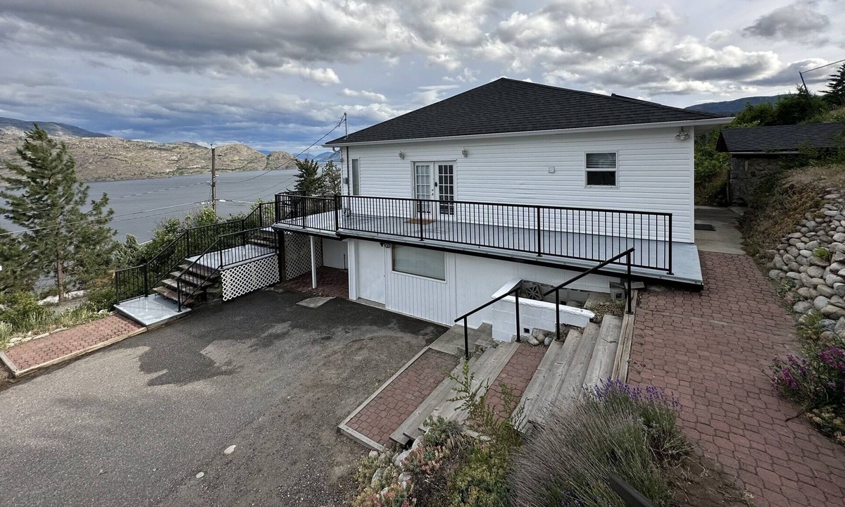 Central Okanagan House | Panoramic sweeping water & mountain view house.
