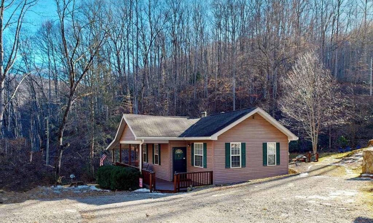 Sylva House | Papa's Mountain Stream Cabin