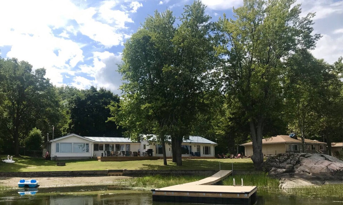 Tweed Cottage | Parisi's Paradise - Trophy Muskie Fishing on Stoco Lake!