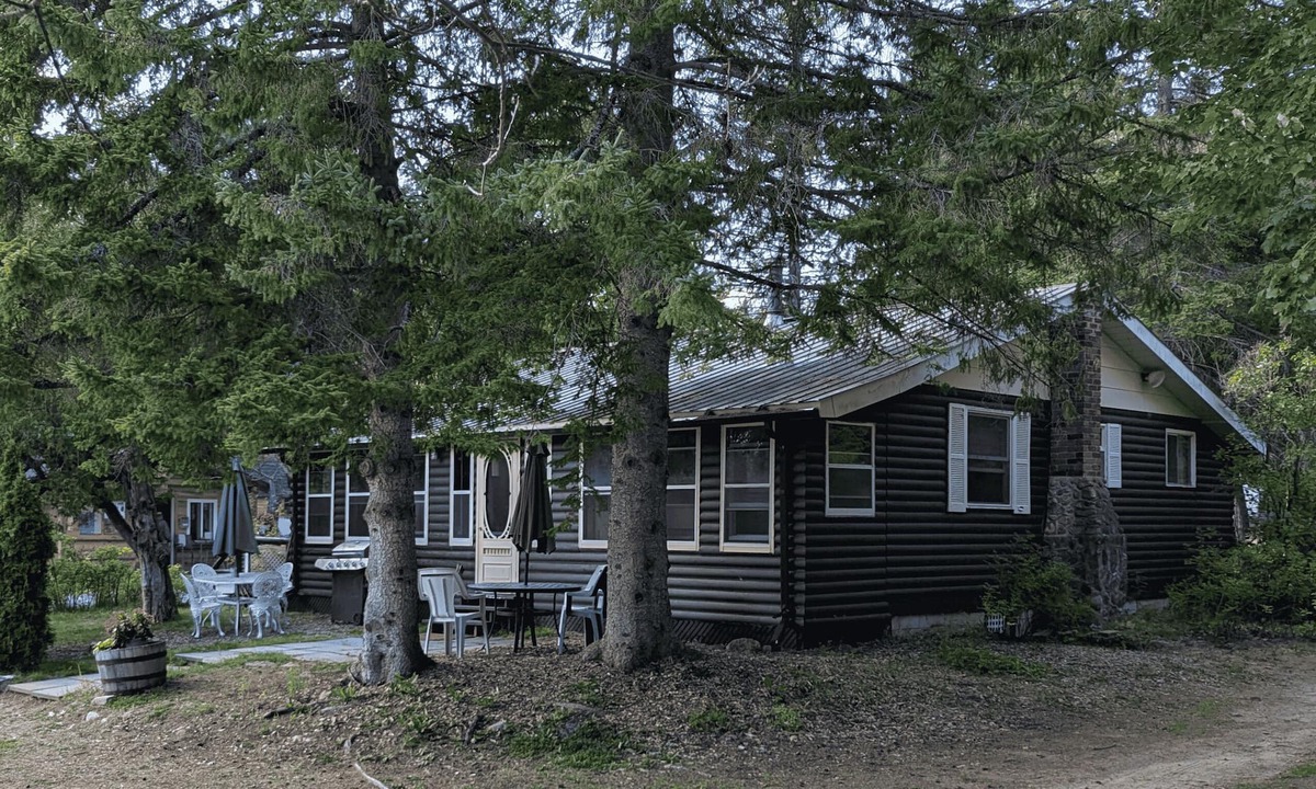 Cloyne Cottage | Peaceful Lakeside Cottage | Beach + Kayak & Canoen