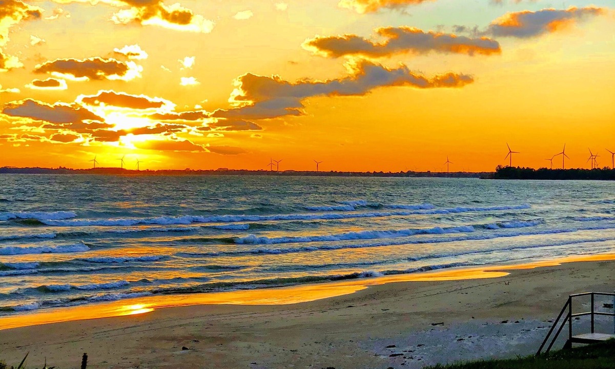 Wainfleet Cottage | Perfect Family Lake Erie Beach House with Private Sandy Beach & Amazing Sunsets